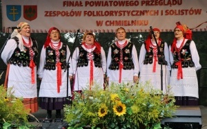 Zespoły ludowe powiatu kieleckiego zaprezentowały się w Chmielniku (2)