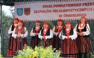 Zespoły ludowe powiatu kieleckiego zaprezentowały się w Chmielniku (14)