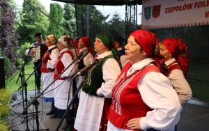 Zespoły ludowe powiatu kieleckiego zaprezentowały się w Chmielniku (4)