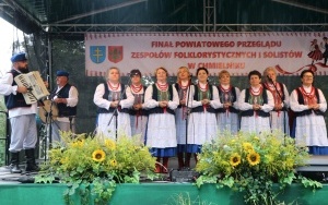 Zespoły ludowe powiatu kieleckiego zaprezentowały się w Chmielniku (5)