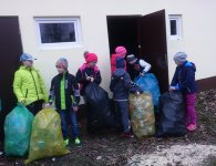 Zbiórka surowców w SP w Radomicach w ramach konkursu „Segreguj razem z nami - butelki typu PET oraz papier” 