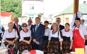 Regionalne potrawy na dożynkach powiatowych w Rakowie (7)