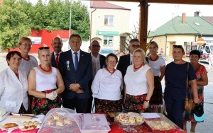 Regionalne potrawy na dożynkach powiatowych w Rakowie (8)