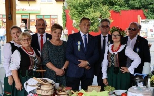 Regionalne potrawy na dożynkach powiatowych w Rakowie (9)