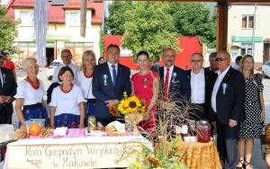 Regionalne potrawy na dożynkach powiatowych w Rakowie (11)