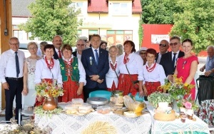 Regionalne potrawy na dożynkach powiatowych w Rakowie (12)