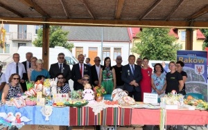 Regionalne potrawy na dożynkach powiatowych w Rakowie (14)