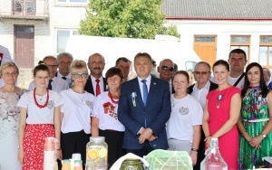 Regionalne potrawy na dożynkach powiatowych w Rakowie (15)