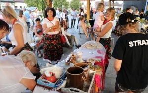 Regionalne potrawy na dożynkach powiatowych w Rakowie (10)