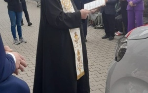 Nowy samochód dla podopiecznych Domu Seniora w Pierzchnicy  (2)