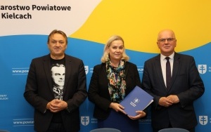 Podpisanie umów z przedsiębiorcami na miejsca pracy dla niepełnosprawnych (9)