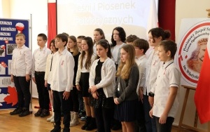 VII REGIONALNY PRZEGLĄD PIEŚNI I PIOSENKI PATRIOTYCZNEJ - Chęciny 2023 (17)