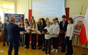 VII REGIONALNY PRZEGLĄD PIEŚNI I PIOSENKI PATRIOTYCZNEJ - Chęciny 2023 (12)