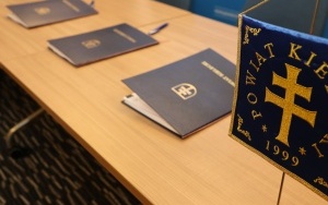 Podpisanie umów na nowe inwestycje przy szkole w Łopusznie (6)