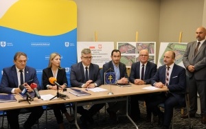 Podpisanie umów na nowe inwestycje przy szkole w Łopusznie (8)