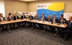 Podpisanie umów na nowe inwestycje przy szkole w Łopusznie (14)