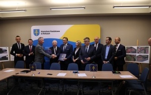 Podpisanie umów na nowe inwestycje przy szkole w Łopusznie (1)
