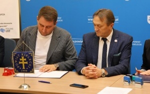 Podpisanie umów na nowe inwestycje przy szkole w Łopusznie (7)