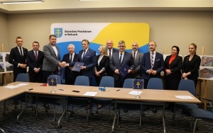 Podpisanie umów na nowe inwestycje przy szkole w Łopusznie (9)