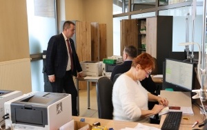 Więcej stanowisk w wydziale komunikacji (4)