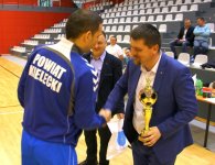 „XVI Halowych Mistrzostw Radnych i Pracowników Samorządowych W Piłce Nożnej O Puchar Starosty Kieleckiego”.
