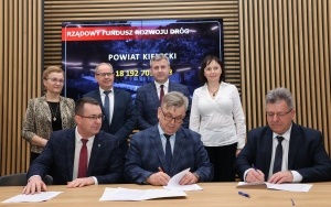 Podpisanie umów na remonty dróg powiatowych (1)
