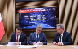 Podpisanie umów na remonty dróg powiatowych (2)