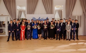 Bal maturalny w Powiatowym Zespole Szkół w Chęcinach (17)