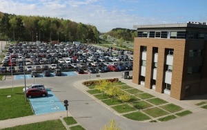 Wiaty fotowoltaiczne staną na parkingu kieleckiego starostwa (5)
