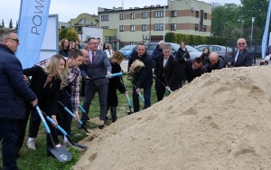 Rusza budowa internatu w Łopusznie (3)