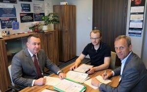 Przekazanie dokumentacji projektowej budowy chodnika w Podzamczu (1)
