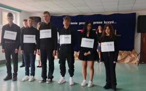 „Zbawienie przyszło przez Krzyż” - pod tym poruszającym hasłem odbył się niezwykły spektakl wielkanocny, który dziś miała okazję podziwiać społeczność Technikum nr 6. (3)