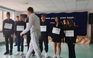 „Zbawienie przyszło przez Krzyż” - pod tym poruszającym hasłem odbył się niezwykły spektakl wielkanocny, który dziś miała okazję podziwiać społeczność Technikum nr 6. (4)