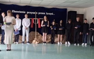 „Zbawienie przyszło przez Krzyż” - pod tym poruszającym hasłem odbył się niezwykły spektakl wielkanocny, który dziś miała okazję podziwiać społeczność Technikum nr 6. (7)