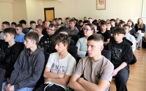 Spotkanie profilaktyczne dla uczniów w Chęcinach i Bodzentynie (11)
