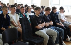 Spotkanie profilaktyczne dla uczniów w Chęcinach i Bodzentynie (6)