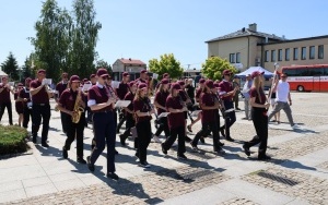 Tłumy Ludzi na XVI Powiatowym Przeglądzie Orkiestr Dętych w Daleszycach (3)