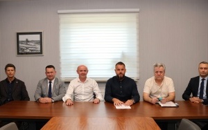 Podpisanie umowy na budowę chodnika w Korzecku (1)