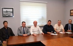 Podpisanie umowy na budowę chodnika w Korzecku (2)