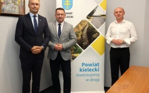 Podpisanie umowy na budowę chodnika w Korzecku (6)