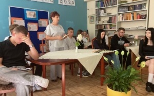 Głośne czytanie w Powiatowym Zespole Szkół w Chęcinach (1)