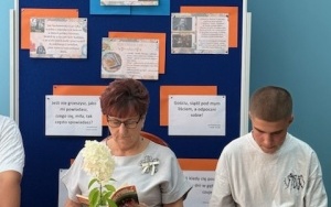 Głośne czytanie w Powiatowym Zespole Szkół w Chęcinach (4)