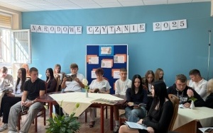 Głośne czytanie w Powiatowym Zespole Szkół w Chęcinach (5)