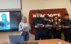 Głośne czytanie w Powiatowym Zespole Szkół w Chmielniku (3)