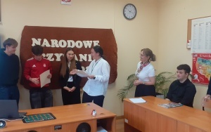 Głośne czytanie w Powiatowym Zespole Szkół w Chmielniku (1)