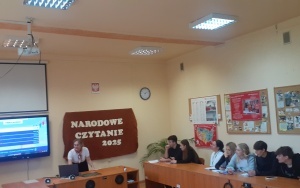 Głośne czytanie w Powiatowym Zespole Szkół w Chmielniku (5)