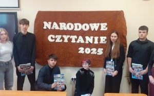 Głośne czytanie w Powiatowym Zespole Szkół w Chmielniku (6)