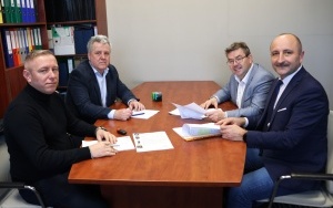 Podpisanie umowy na remont drogi powiatowej Strojnów-Krauzów (1)