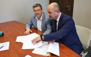 Podpisanie umowy na remont drogi powiatowej Strojnów-Krauzów (2)