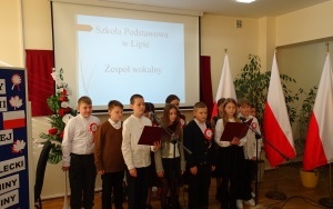 IX Przegląd Pieśni i Piosenki  Patriotycznej w Powiatowym Zespole Szkół w Chęcinach  (2)